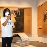 段ボールで作った作品の前に立つ日比野克彦さん＝姫路市立美術館