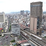 ＪＲの新駅ビル予定地（中央）。高さ約１２０メートルの「神戸三宮阪急ビル」（右上）より高層になる＝１６日午後、神戸市中央区（撮影・秋山亮太）