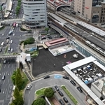 ＪＲの新駅ビル予定地（中央）。高さ約１２０メートルの「神戸三宮阪急ビル」（右上）より高層になる＝１６日午後、神戸市中央区（撮影・秋山亮太）