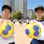 中学校からスポーツテストで使用されるハンドボール。何とか握れても、遠くに投げるのは難しい＝神戸市東灘区青木４、本庄中学校