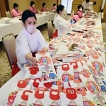 千歳飴の袋詰めを行う湊川神社の巫女ら＝１７日午後、神戸市中央区多聞通３（撮影・中西幸大）