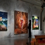 絵画とともに美術館の備品類を並べて、廃虚を演出した展示空間＝横尾忠則現代美術館（撮影・秋山亮太）
