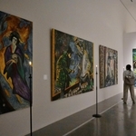 展示コーナー「あの世この世」では、絵画をろうそく型の電飾で照らす＝横尾忠則現代美術館（撮影・秋山亮太）