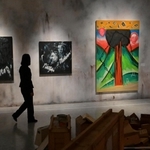 「闇について」と題したセクションに展示された作品＝１７日午後、神戸市灘区原田通３（撮影・秋山亮太）