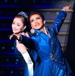 レビューでデュエットダンスを踊る礼真琴（右）と舞空瞳＝宝塚大劇場（撮影・鈴木雅之）