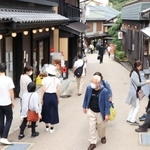 有馬温泉街を歩く観光客。「Ｇｏ　Ｔｏ　トラベル」キャンペーンでにぎわった昨秋と比べると、人通りは少ないという＝１８日午後、神戸市北区有馬町（撮影・鈴木雅之）
