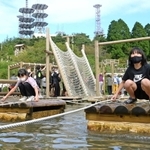 水上アスレチックを楽しむ子どもら＝１９日午後、神戸市灘区六甲山町、グリーニア（撮影・秋山亮太）