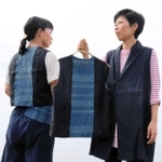どんざをイメージした服を着る山下絵里さん（右）とあまづつみまなみさん。島の素朴さがにじみ出る＝南あわじ市津井