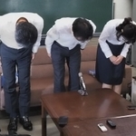 姫路市立小学校の体罰問題で教諭の処分を発表し、頭を下げる県教委の職員＝２１日午後、兵庫県庁
