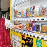 洋菓子店がマドレーヌを入れた自販機＝丹波市市島町酒梨