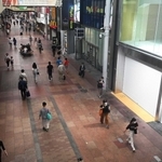 兵庫県内で価格の最高地点の三宮センター街。長引くコロナ禍で空き店舗が目立つ一角もある＝神戸市中央区三宮町１（撮影・秋山亮太）