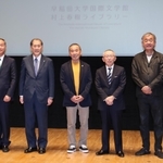 フォトセッションに応じる（右から）隈研吾さん、柳井正さん、村上春樹さん、早稲田大の田中愛治総長＝２２日午後、早稲田大国際会議場井深大記念ホール（撮影・大森　武）