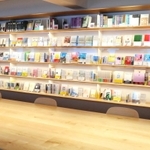 村上春樹さんの初版本などが並ぶギャラリーラウンジ＝２２日午後、早稲田大国際文学館（撮影・大森　武）