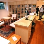 仕事場を再現した「村上さんの書斎」＝２２日午後、東京都新宿区、早稲田大学国際文学館（撮影・大森　武）
