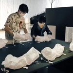 前川紘士さんの作品「かたちの合成ｆｒｏｍ両手」などが並ぶ会場＝大阪府吹田市千里万博公園、国立民族学博物館