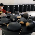 音を鳴らせる渡辺泰幸さんの作品「土の音」（手前）などが並ぶ展示室＝大阪府吹田市千里万博公園、国立民族学博物館