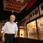 郷土玩具の収集に生涯情熱を燃やす井上重義さん。郷愁を誘う品々ばかり＝姫路市香寺町中仁野、日本玩具博物館（撮影・長嶺麻子）