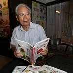 「ちりめん細工」も収集してきた井上重義さん。関連書籍の執筆、監修も務めている＝姫路市香寺町中仁野、日本玩具博物館（撮影・長嶺麻子）