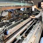 旧式の織り機を見る大塚美智代さん＝西脇市中畑町