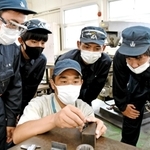 織り機の部品製作に携わる姫路工業高校の生徒ら＝姫路市伊伝居