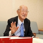 これまでの論文４７編を上下２巻に収録した生田神社の加藤隆久名誉宮司＝神戸市中央区下山手通１