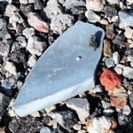 プラスチックの破片＝加西市北条町栗田