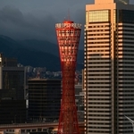 夕日に照らされるポートタワー＝２６日午後５時２７分、神戸市中央区波止場町（撮影・秋山亮太）