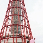 神戸ポートタワーを背に記念写真を撮る家族＝２６日午後、神戸市中央区波止場町