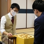 第１１期加古川青流戦で優勝し、感想戦で対局を振り返る服部慎一郎四段＝２６日午後、加古川市内
