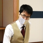 第１１期加古川青流戦で優勝し、感想戦で対局を振り返る服部慎一郎四段＝２６日午後、加古川市内