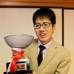 将棋の第11期加古川青流戦で優勝した服部慎一郎（はっとり・しんいちろう）さん＝26日午後、加古川市加古川町北在家、市立青少年女性センター