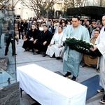 「１．１７希望の灯り」の前で献花する横綱白鵬（右）と日馬富士＝２０１５年３月、神戸市中央区、東遊園地