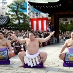 ２０年に１度の祭礼「三ツ山大祭」で、奉納土俵入りを披露した横綱白鵬（中央）＝２０１３年４月、姫路市総社本町、播磨国総社