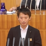 議員の質問に答える斎藤元彦知事＝２７日午前、兵庫県議会本会議場（撮影・小林良多）