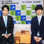 対局室の検分を終え、撮影に応じる藤井聡太王位（右）と豊島将之竜王＝神戸市北区有馬町、有馬温泉の旅館「中の坊瑞苑」
