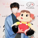 史上最年少で三冠を達成し、叡王戦スポンサーのマスコット人形を手にする藤井聡太三冠＝１３日夜、東京都渋谷区