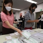 自民党兵庫県連で行われた党総裁選の党員・党友票の開票作業＝２９日午前、神戸市中央区中山手通５（撮影・鈴木雅之）