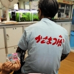 田岡和也さんがデザインしたキーホルダーやＴシャツなど笠松湯グッズも販売している＝神戸市兵庫区笠松通６、笠松湯