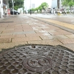 伊丹市の市章が刻印されたマンホールのふた＝神戸市兵庫区大開通３