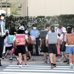 横断歩道で児童を見守る垂水署員＝神戸市垂水区舞多聞西５