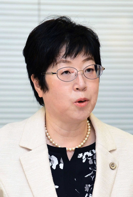 神戸市長選の公約を発表する鴇田香織氏＝２８日午後、神戸市役所（撮影・坂井萌香）