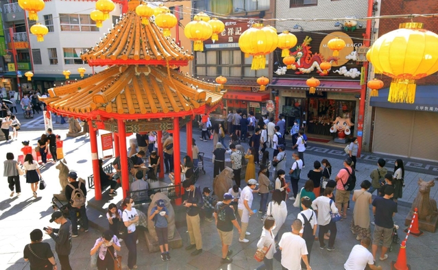 南京町の散策を楽しむ人ら。晴天にも恵まれ、にぎわいを見せた＝３日午後、神戸市中央区元町通１（撮影・吉田敦史）