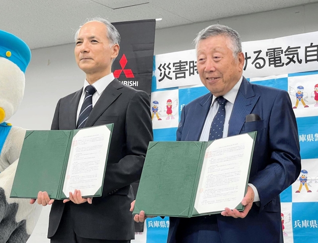 協定書を交わす兵庫県警の種部滋康本部長（左）と兵庫三菱自動車販売の西原興一郎社長＝神戸市中央区下山手通５