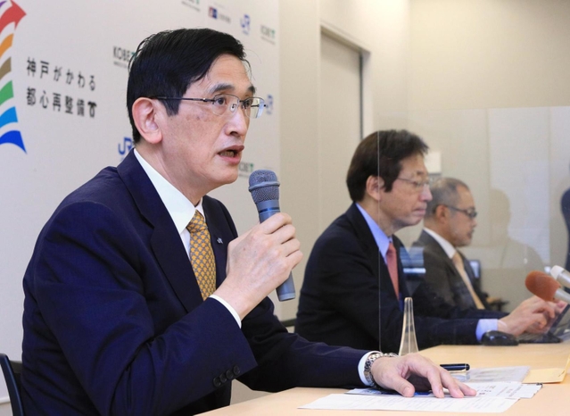 ＪＲ三ノ宮駅の新ビル概要について述べるＪＲ西の長谷川一明社長（左）ら＝５日午後、神戸市役所（撮影・鈴木雅之）