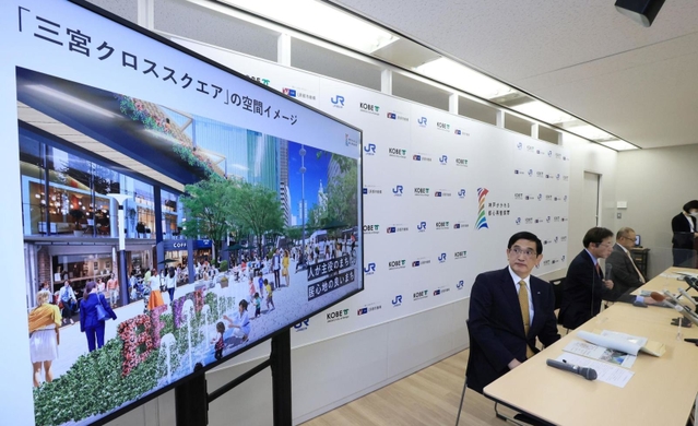 ＪＲ三ノ宮駅の新ビル概要を発表するＪＲ西日本の長谷川一明社長（手前）ら＝５日午後、神戸市役所（撮影・鈴木雅之）