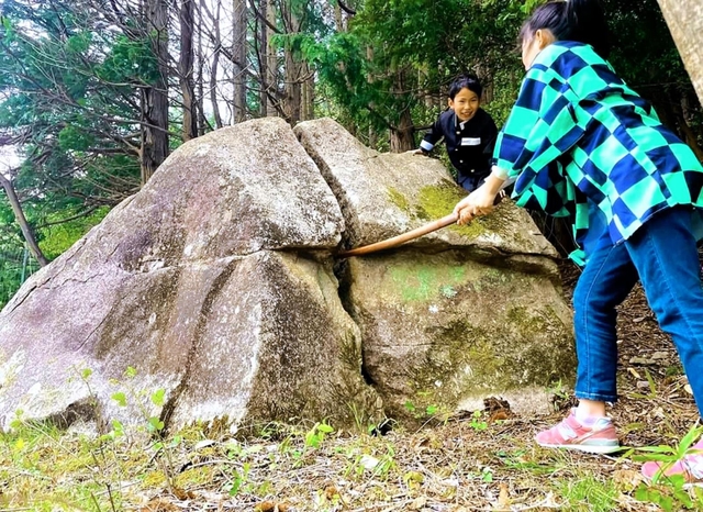 巨石を前に、「鬼滅の刃」の名場面再現に挑戦。演じ手も撮影者も「全集中」？＝丹波篠山市今田町黒石（田中福治さん提供）