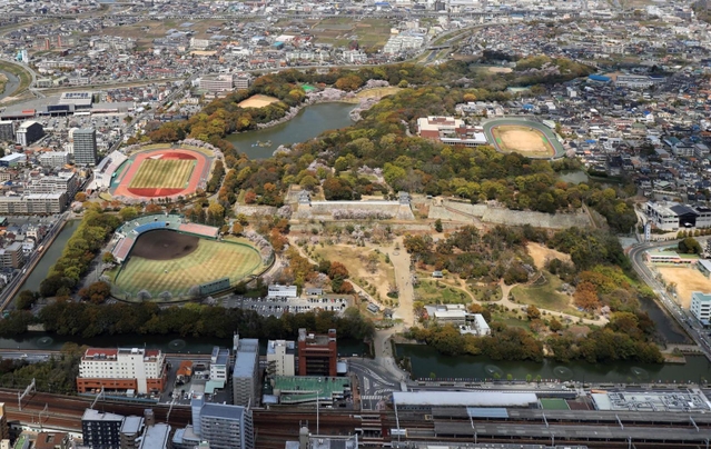 かつて存在した櫓や大手門などの復元が構想されている明石公園＝２０１９年４月撮影