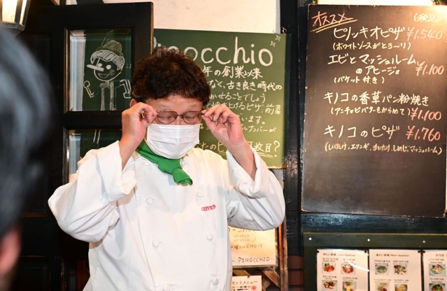 ノーベル文学賞を逃したと知り残念がる山中崇裕さん＝７日夜、神戸市中央区中山手通２（撮影・中西幸大）