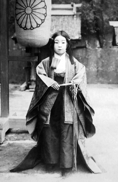 巫女姿の名田妥佳子さん（広田神社提供）