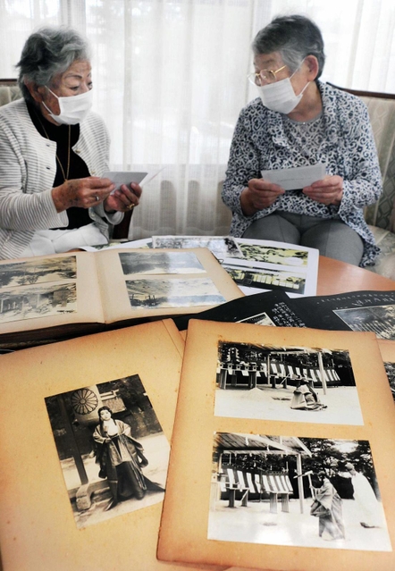 １９４１年の広田神社拡張計画の地鎮祭で、巫女役を担った岡田多喜子さん（左）と名田妥佳子さん。「この向きに階段があったね」と昔を振り返る＝西宮市大社町の広田神社
